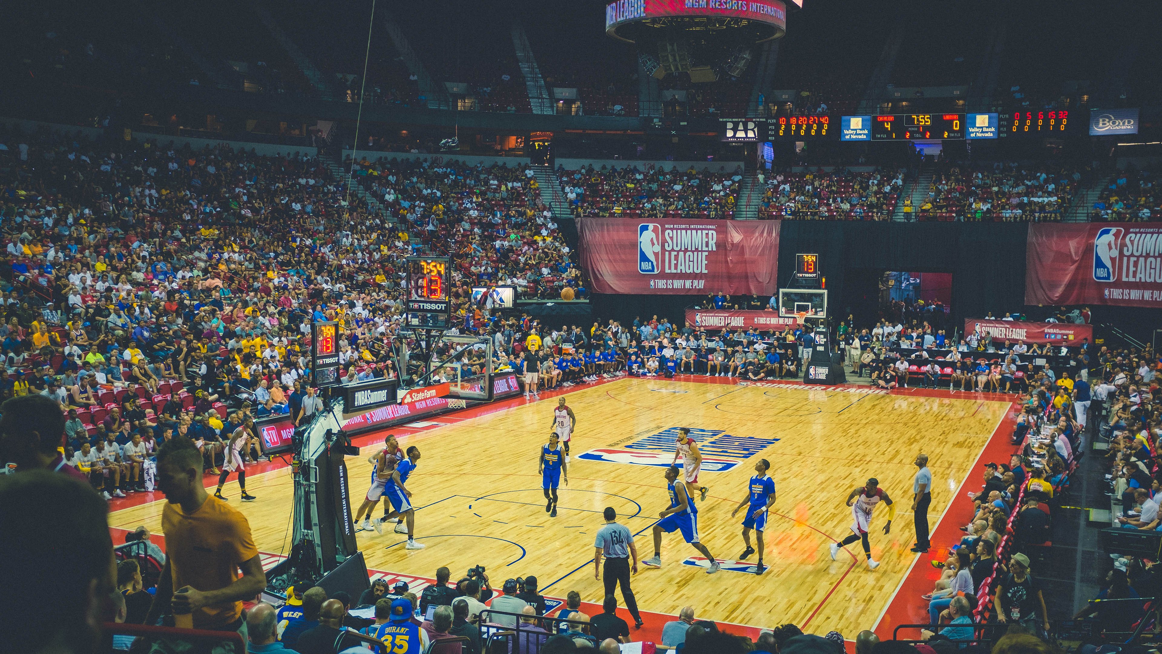 【雪国操作】瑞士换人滑雪板上场，全场尖叫，瑞士滑雪名将