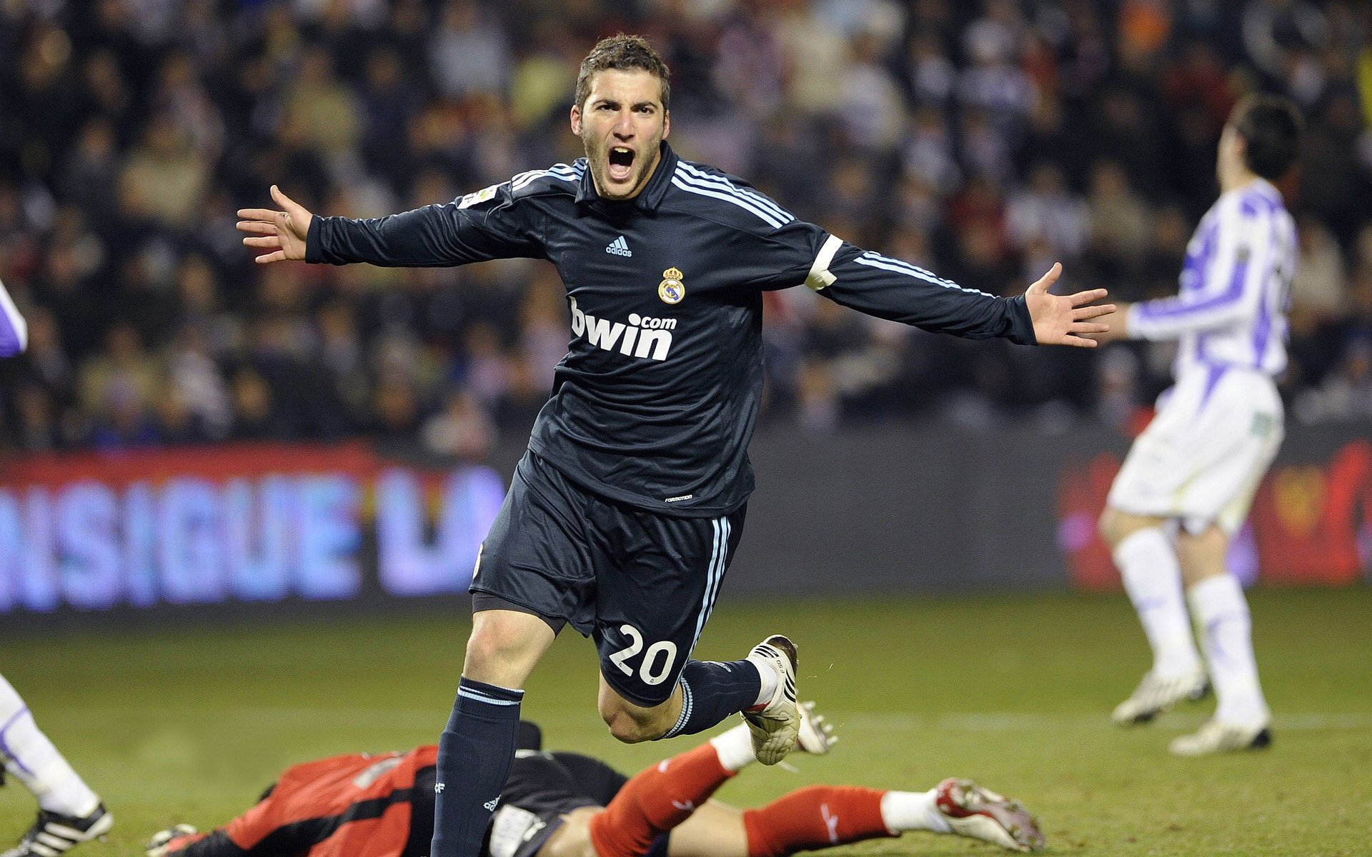 湖人队迎来关键战役，詹姆斯期待再展神威，湖人官推发布詹姆斯入场照